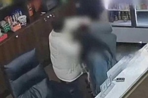 台球会所暴力事件：男子持杆殴打前台女孩引众怒