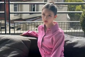 林允粉红造型惊艳巴黎 时尚魅力全解析